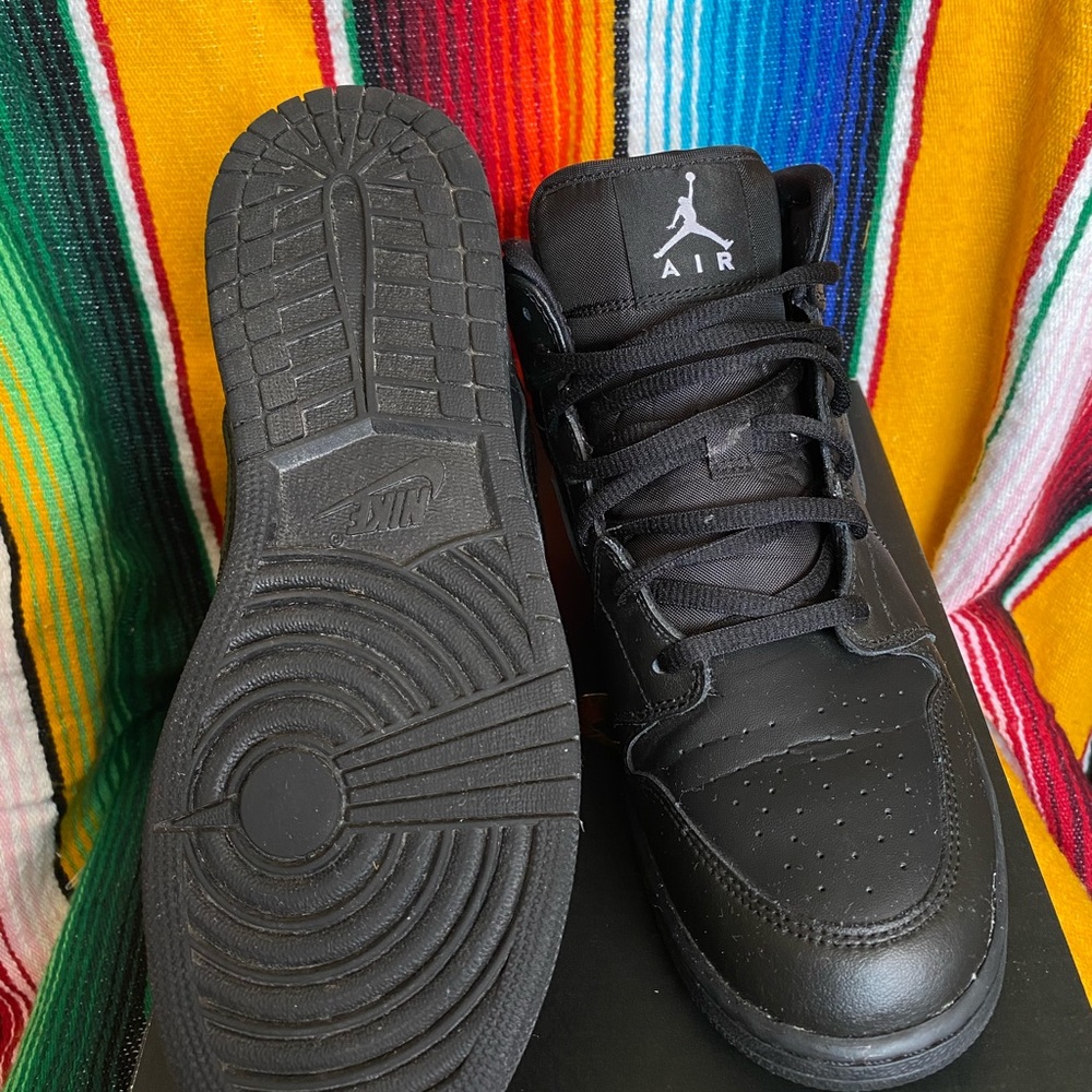 Black Air Jordan 1 Mid youth size